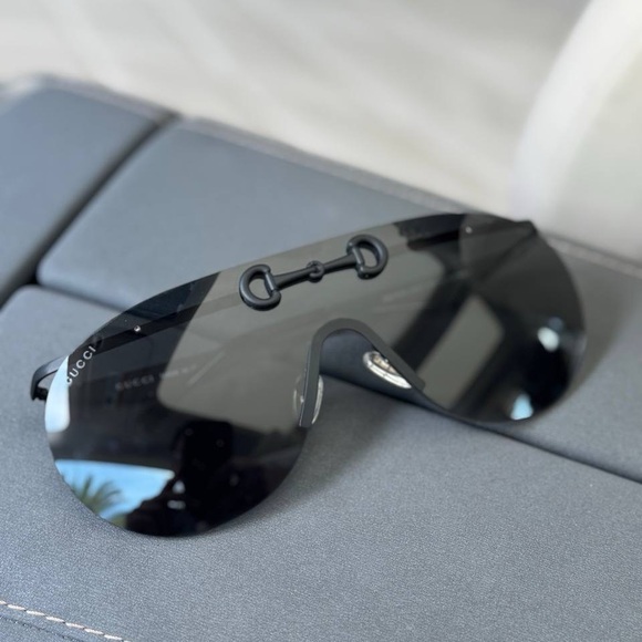 Gucci Men's Black Shield Sunglasses - Picture 1 of 7